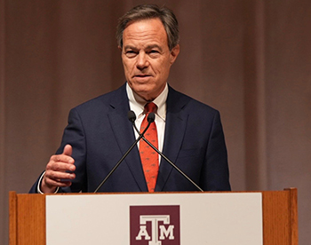 Joe Straus addresses the crowd at the April 4, 2023 event