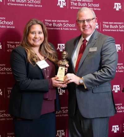 Diana Perez Gomes '00 receiving her award from Dean John Sherman